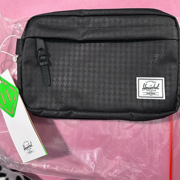 Herschel Chapter Travel Kit - 5L Houndstooth Emboss - Picture 2 of 4